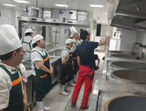 食堂廚具設(shè)備廠家告訴你食堂廚房設(shè)備的采購標準是怎樣的