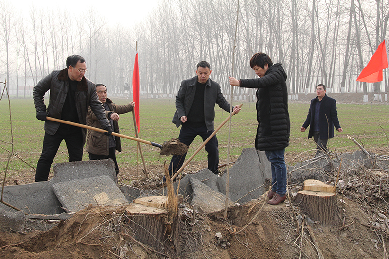 博農(nóng)集團領導、基層黨政負責人等同志積極參加植樹活動
